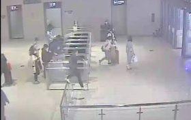漢中一男子醉酒后，鬧完車站又鬧派出所……縮略圖