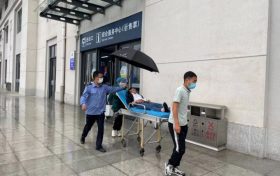 候車大廳愛心接力！漢中寧強(qiáng)南站救助暈厥旅客縮略圖