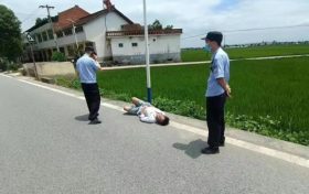 男子酷暑暈倒，民警傾力救助縮略圖
