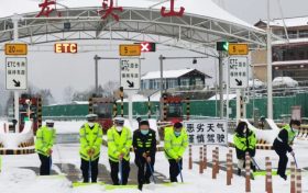 瑞雪降漢中，交警護(hù)平安縮略圖