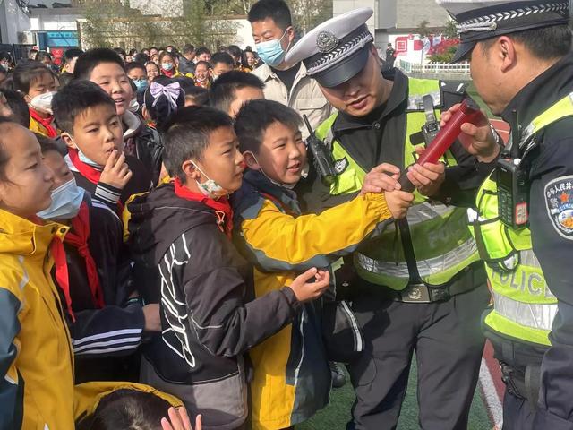 【全國中小學生安全教育日】漢中交警一大隊開講啦！插圖