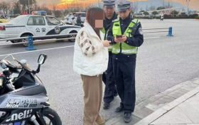 群眾大意丟手機(jī)，交警撿起速歸還縮略圖