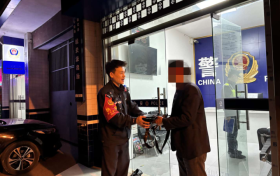 男子大意丟挎包，民警尋回獲贊譽(yù)縮略圖