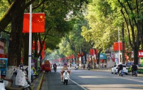 國(guó)慶氛圍感拉滿！“中國(guó)紅”扮靚漢臺(tái)街頭縮略圖