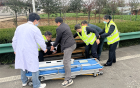 漢中式厚道！陜西交控集團(tuán)漢寧分公司工作人員緊急救助突發(fā)心梗貨車司機(jī) →縮略圖