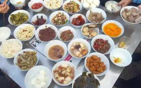 來(lái)鎮(zhèn)巴！殺年豬吃庖湯，這個(gè)味道嘎嘎香！縮略圖